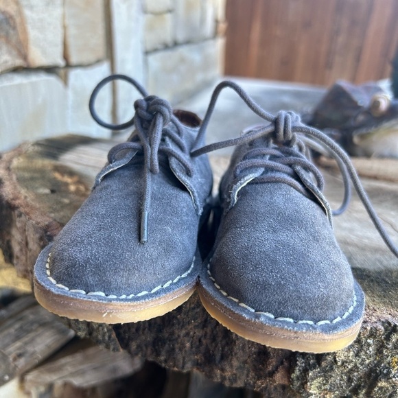 Kenneth Cole kids Gray Suede chukka Boots with Minimalist Design NWT Sz-5. A - Picture 5 of 9